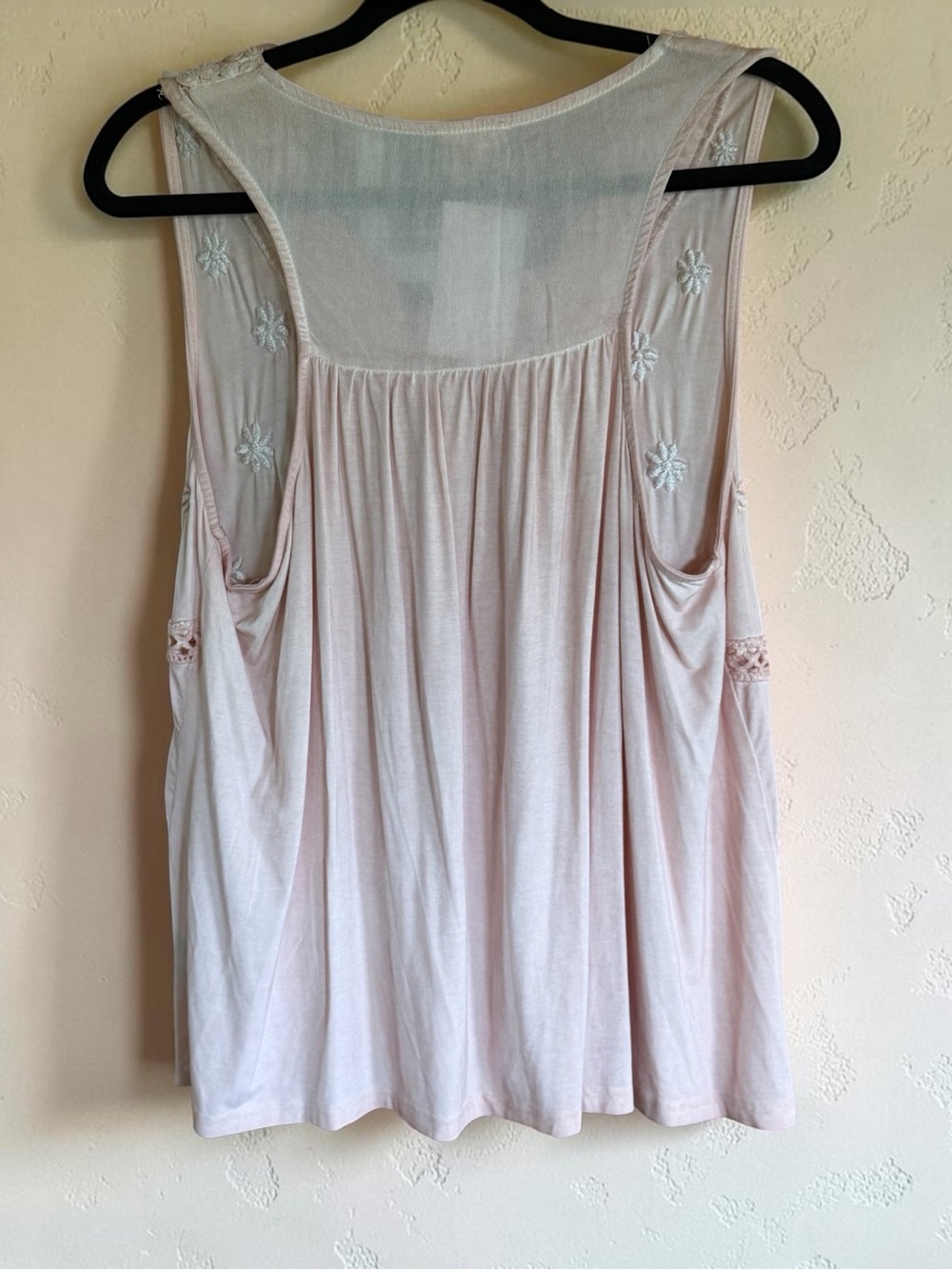 POL Embroidered Floral Lace-Trim Sleeveless Camisole in Pale Pink - Picture 2 of 3